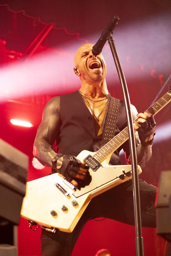 Sounds of generations come to life in Chicago with co-headliners Seether and Daughtry